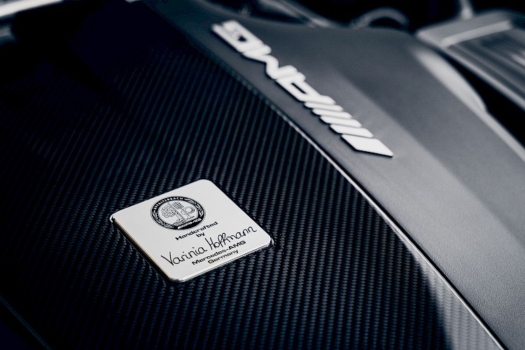 Silnik samochodu Mercedes-Benz AMG podpisany przez konstruktora