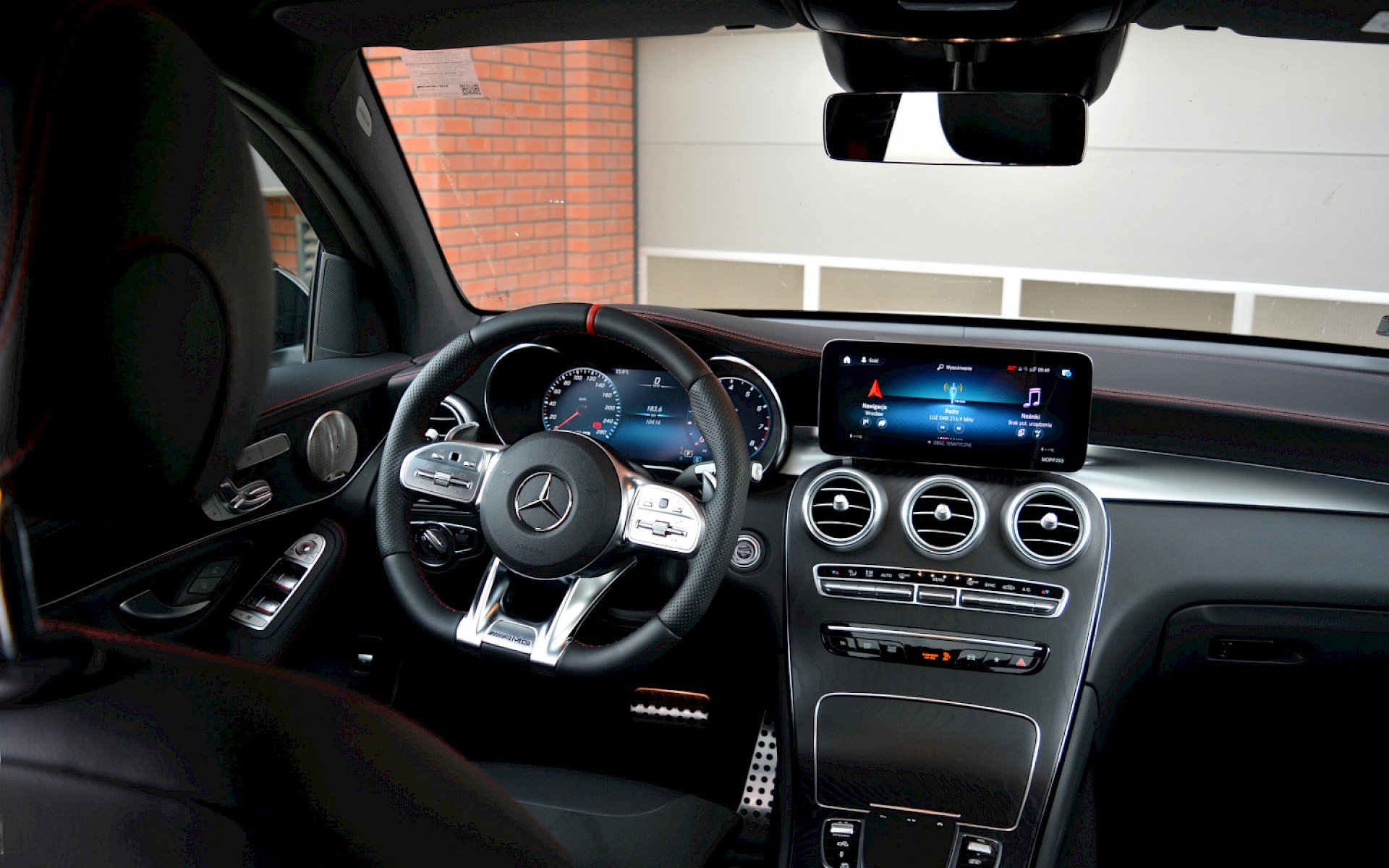Wnętrze samochodu Mercedes-AMG GLC 43 Coupe w z oferty Rent.me Duda-Cars